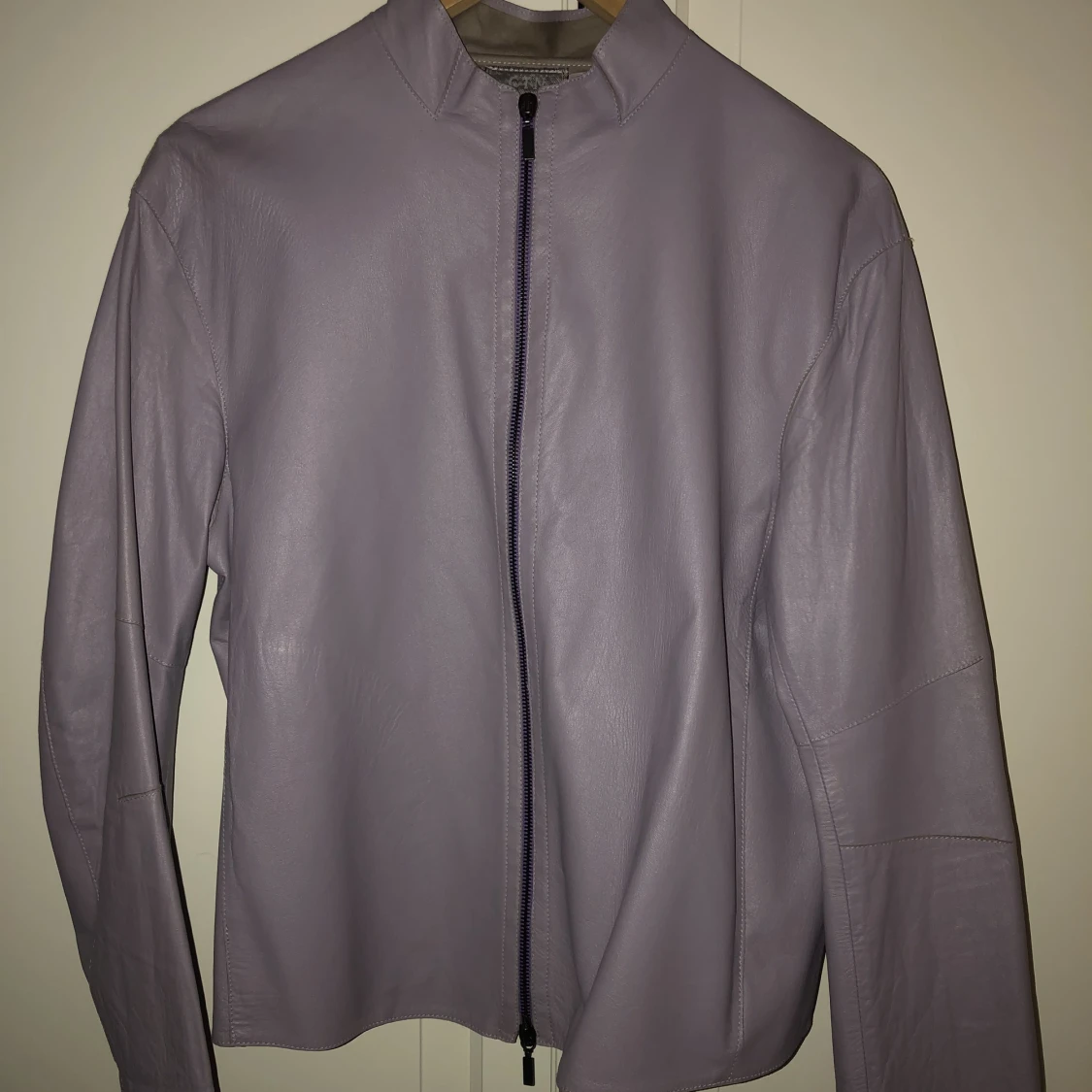 Ljuslila skinnjacka  - 90