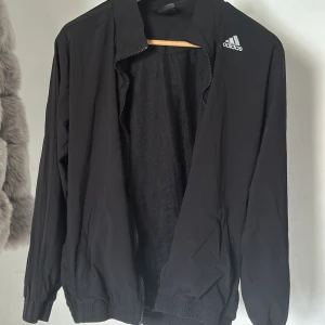 Adidas jacka  - Tunn adidas jacka  Dragkedja ur funktion därav priset  Strl S i herr men jag har använt den som en strl M i dam 