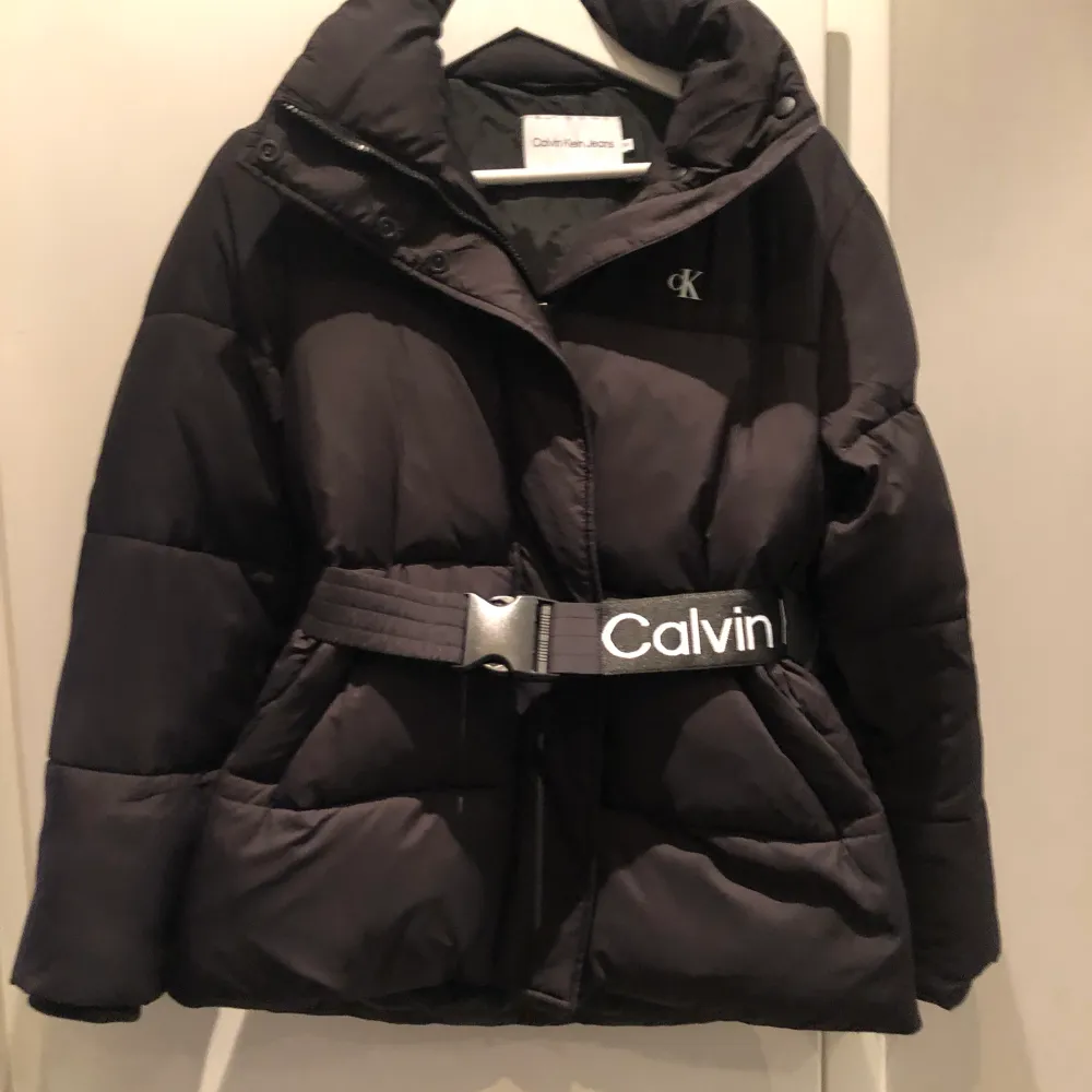 Svart Calvin Klein Puffer med bälte  Endast provad  Storlek xs med passar 34/36 Small Nypris 1980kr. Jackor.