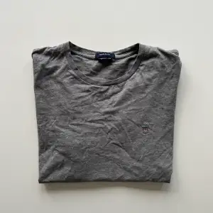 T-shirt från Gant. Ett väldigt litet hål nere på tröjan, annars fint skick!