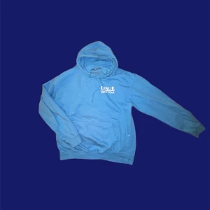 merch hoodie - jättefin blå oversized hoodie! det är merch från Khalid från när han va i stockholm 2019. superskön. storlek L, mycket oversized på mig som brukar ha XS. passar XS-L beroende på hur man vill ha den🦋inga defekter alls!