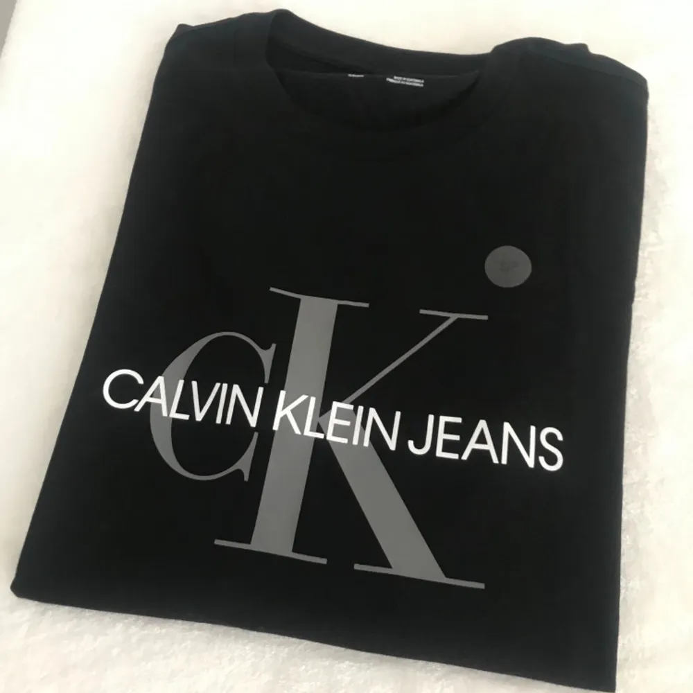 Säljer helt oanvända Calvin klein jeans T-shirt. Har köpt den för 499kr,kvitto finns GRATIS FRAKT.. T-shirts.
