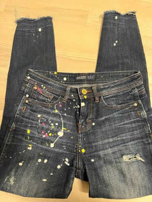 Zara - Säljer använda men i bra skick zara jeans i storlek 34 