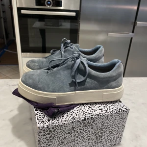 Eytys - Skitsnygga Eytys Doja Sneakers i storlek 42 med snörning i deras blåa färg som inte säljs längre. Nypris 1900kr och är köpta på eytys egna hemsida, kvitto finns. Skorna är i bra skick!