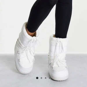 Boots - Säljer dessa nya vinter boots från Truffle Collection, står strl M men jag har strl 39 och de passar mig bra! Helt slutsålda på ASOS hemsida! Har ett par svarta så behöver ej båda! Riktigt varma och sköna!