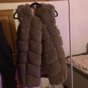YXFS VÄST - En beige pälsväst som jag beställde en gång men den har inte kommit till användning då jag beställde i en annan färg också som jag tyckte satt finare på mig. Den är jätte skön och som ny och går lite över rumpan. Det är i storlek xs men går om man har S