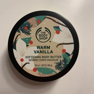 Body butter the body shop - Warm vanilla body butter från the body shop. Testad men i stort sett oanvänd. Doftar tydligt av vanilj men fick en annan också som jag föredrog doftmässigt. Frakt 26kr med frimärke eller 29kr spårbart. Samfraktar gärna