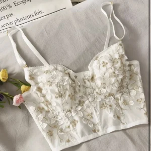 Korsett topp - En vit korsett topp från wearremi som är supersöt! Den är väldigt kort och skön att ha på sig. Den har små fina detaljer i form av små blommor i både vitt och guld som är jättegulligt:) nypris va va 360kr men vill bara kolla intresse nu