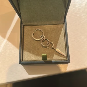 Chaos queen earring från Maria Nilsdotter  - Örhänge från Maria Nilsdotter. Använt några gånger. Man får med boxen, skriv privat för mer info