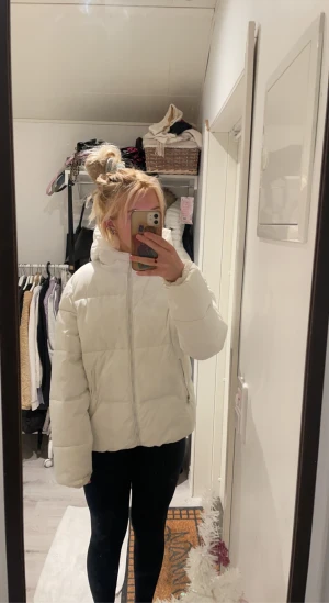 Jacka - Jacka från Ullared i storlek M skön varm jacka. Finns dock en fläck som visas på sista bilden kan försöka tvätta bort den. 