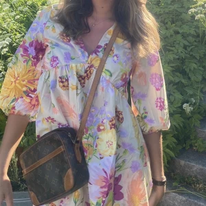 Lv väska  - Kollar nu intresse på min ”Brown canvas louis Vuitton trocadero ” köpt på the vintage bar, så gått igenom äktighets kontroller. Har kvitto.   Perfekt väska som passar till alla, bra skick men sliten vid de långa bandet. 💓   