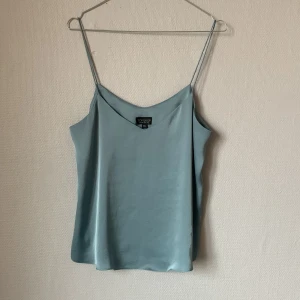 Silkeslinne  - Ett fint ljusblått silkeslinne ifrån TOPSHOP   Storlek 40 (som M/L)