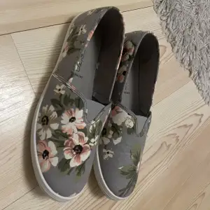 Blommiga & grå skor, öppning fram. Gulliga