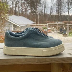 Eytys doja  - Blåa skor i mocka med snörning från Eytys. Använda ett fåtal gånger! Vid snabb affär är priset förhandlingsbart. Köparen står för frakten!