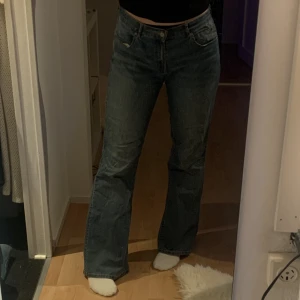 Bootcut Jeans - Snygga jeans i flare modell från Pull and Bear, säljes då de inte används längre. Dessa jeans sitter så skönt och är ganska lågmidjade, i bra skick dessutom. Skriv för mer info💘 Köparen står för frakt