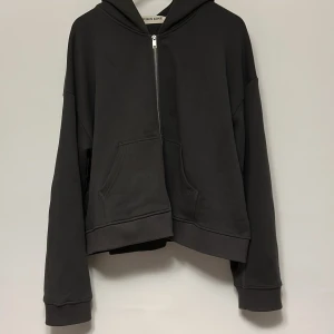 Limiterad Ruben kone zip hoodie - Säljer min limiterade ruben kone hoodie som är lite cropped vilket får in mer karaktär i din outfit! Passar även ihop med många plagg och går fint med att lagra. Hoodien har använts ett fåtal gånger. Säljer eftersom att den inte kommer till användning.