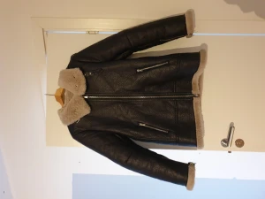 Varm pilotjacka - En riktigt snygg pilotjacka från NA-KD. Varm! Och har otroooligt mjukt och lent innerfoder. Säljer pga kommer ej till användning, har för många jackor. Tror att det är en damjacka men tycker den passar unisex då den är rak passform osv. Kan mötas upp🌸