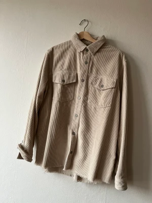 Manchester skjorta  - Beige Manchester skjorta från zara.  Använd ett fåtal gånger.  Strl: S 