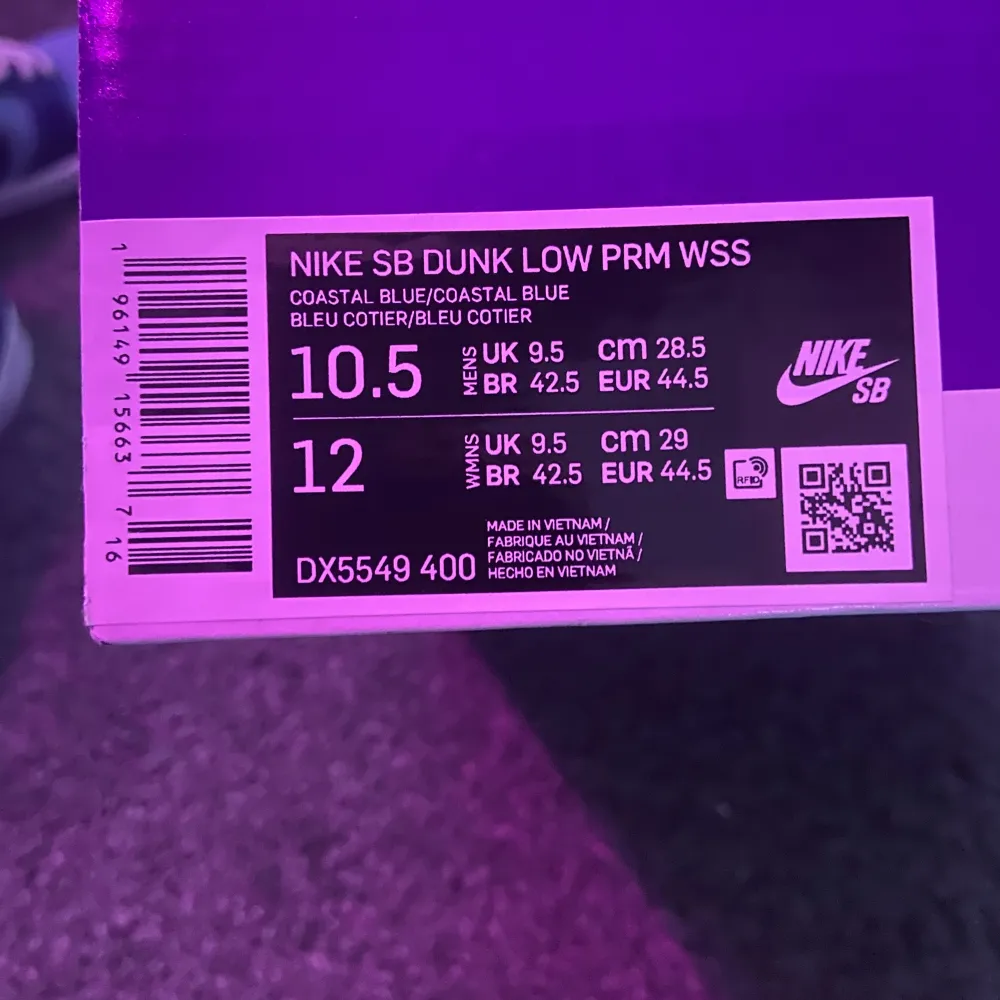 Ett par helt nya Nike SB Dunks som aldrig har använts. Orginalbox, kvitto, samt extra snören medföljer . Skor.