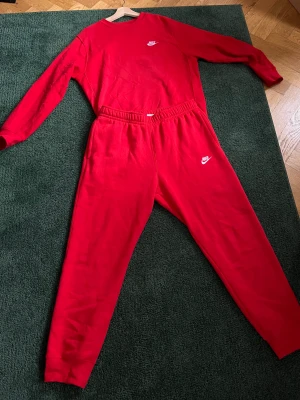 Nike tracksuit  - Röd tracksuit från Nike använd endast ett fåtal gånger.  Fräsch skick.  Strl: S 