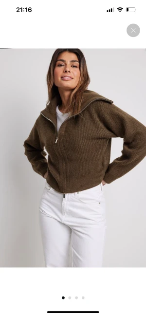 Kofta med dragkedja - Säljer min bruna kofta från NaKd. Nyss inköpt (499kr) men den har ej kommit mycket till användning och det inte riktigt är min stil. Säljer för 300kr +frakt, vid snabb affär kan priset prutas. Hör av er vid frågor🥰