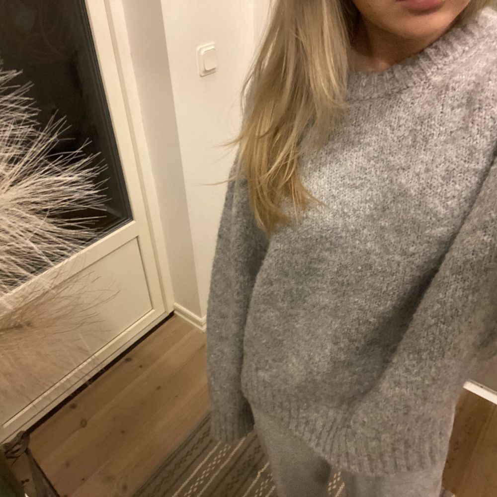 Superfin grå stickad tröja från zara! Strl S, knappt använt så jättefint skick💖 200kr + frakt . Stickat.