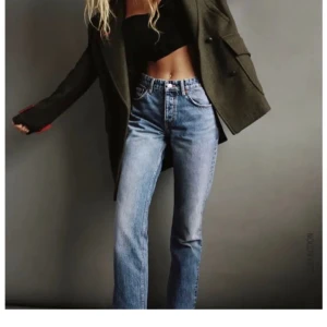 Zara jeans  - Säljer mina lågmidjade raka mid rise jeans från zara,, säljs då det är försmå🫶🏼🫶🏼bra skick då det inte används så mycket, 250kr+frakt (kan mötas upp)