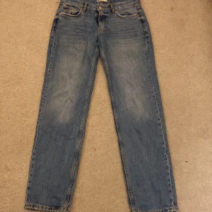 Lågmidjade Jeans - Säljer dessa jätte fina lågmidjade jeans från Gina Tricot då dom inte kommer till användning längre tyvärr💘 Nypris: 500. Kan tänka mig att gå ner i pris om det önskas då de har defekter på baksidan, kontakta för fler bilder!❤️Tryck INTE på köp nu