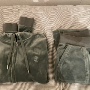 Juicy couture  - Säljer mitt juicy sett i fint skick.   Säljer hela kittet för 1600kr Nypris: 2100kr  