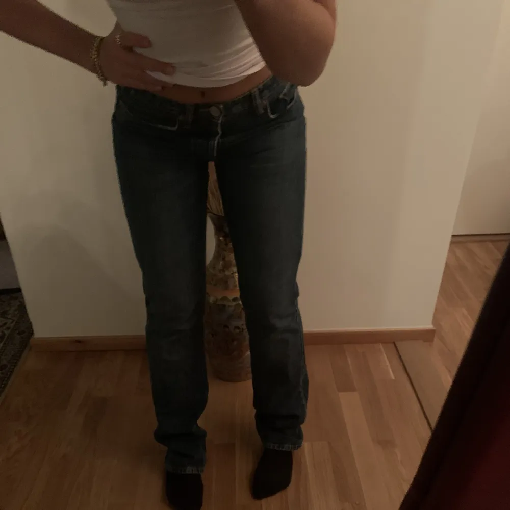 Säljer ett par svinsnygga Mid Rise jeans från zara som tyvärr inte säljs längre. De passar tyvärr inte mig längre därför säljer jag det ❤️. Jeans & Byxor.