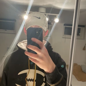 Nike keps  - Beige Nike keps, one size. Pris går att diskutera. Säljes pga används inte 