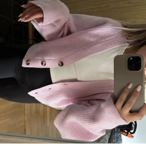 Stickad kofta - Säljer denna fina rosa kofta från HM💓den är i väldigt fint skick!! Skriv privat för fler bilder!!