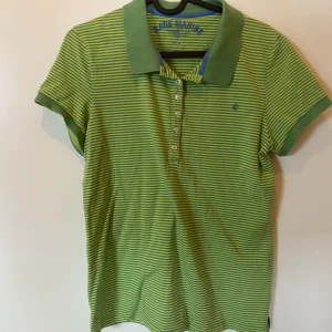 Grön polotröja - Bra skick. Storlek 42 men liten i storleken