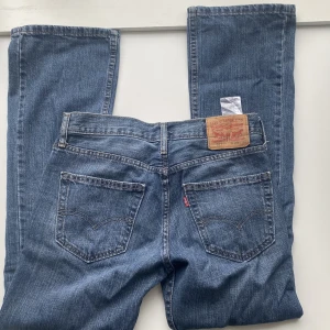 Vintage Levis jeans  - Vintage Levis jeans köpa i london. Lågmidjade och snygg wash, ser lite ut som brandy. Står W29L30 men passar mig bra som brukar ha ca W27L32 och är 169 cm. Fraktar eller möts upp i TC 