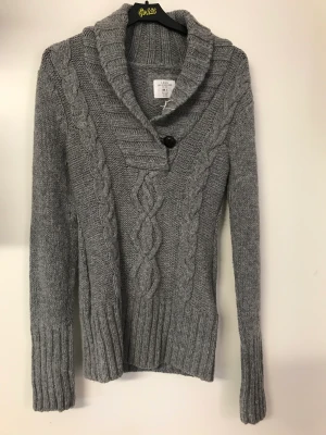 Grå stickad tröja  - Snygg stickad tröja från Logg by H&M . Storlek S 