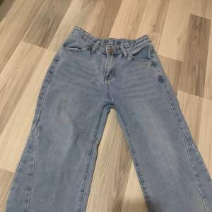 Ett par fina sköna jeans den Shien, dem är i bra skick men säljer för att dem är försmå på mig tyvärr tycker om dem jätte mycket❤️men hoppas någon annan använder dem bättre ❤️