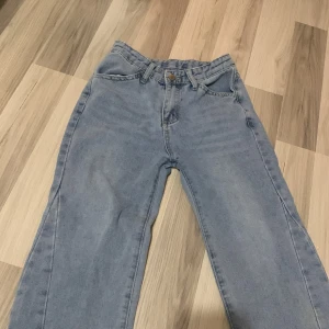 Jeans fån Shien  - Ett par fina sköna jeans den Shien, dem är i bra skick men säljer för att dem är försmå på mig tyvärr tycker om dem jätte mycket❤️men hoppas någon annan använder dem bättre ❤️