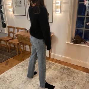 Prettylittlething ljusblåa jeans  - Jeans i gott skick som jag köpte på plick 300 kr men insåg att jag redan hade samma jeans hemma 🤧 bummer:( köpte också samma storlek och inga av dom passar mig nu. De är i storlek 34 och är lite för korta för mig som är 179 cm lång. Inte alls använda:). 