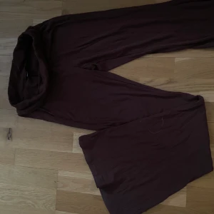 Bruna utsvängda ”tights” - Ett par utsvängda bruna tights, för stora för mig men i supergott skick. Använt en gång kanske! (Köpte för 190kr)