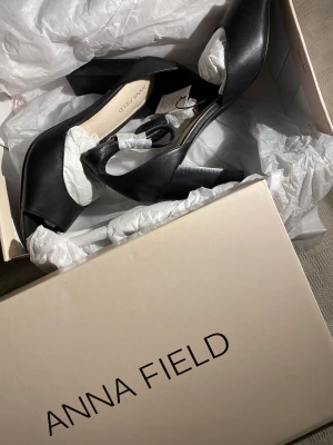 Anna Field Klackar (Oanvända)  - Stilrena klackar i märket Anna Field. Köpte dem till en ett event som missades, därav helt oanvända. 8 cm klack. Perfekta för kommande festligheter! 