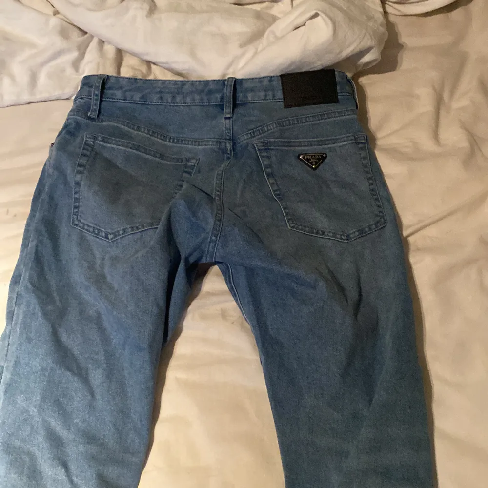 Prada jeans i storlek 33. Skick 10/10. Passform är regular fit. Är 182. Jeans & Byxor.