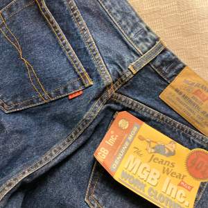Snygga MGB jeans med lapparna på i helt nytt skick. Kvalitetsmaterial, gjorda i 100% bomull. Modell 401. Straight leg. Är storlek 170 i barnstolek och sitter som en XS. Öppen till budgivning. 
