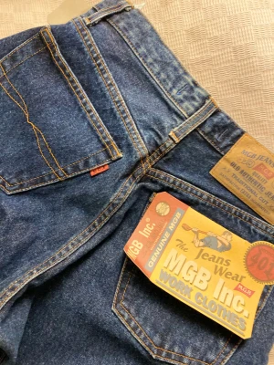 Nya Authenic MGB jeans - Snygga MGB jeans med lapparna på i helt nytt skick. Kvalitetsmaterial, gjorda i 100% bomull. Modell 401. Straight leg. Är storlek 170 i barnstolek och sitter som en XS. Öppen till budgivning. 