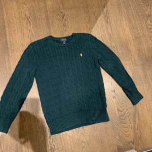 Kabelstickad tröja från Ralph Lauren - Superfin kabelstickad tröja från Ralph Lauren. I väldigt bra skick. Köpare står för frakt 