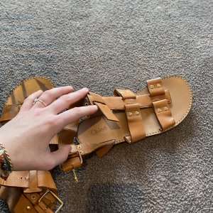 Chloé sandaler i strl 38,5 - Jätte fina sandaler från chloé som knappt är använda och i nyskick. Pris kan diskuteras💜