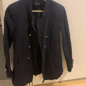  En jätte mörk blå kappa/jacka som passar perfekt på utekvällar och även vardagar. Den är från Zara och har bara använt den en gång och nu har den bara legat i garderoben.