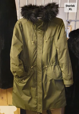 H&M vinterjacka  - Väldigt fint vinterjacka i khaki grön med en huva med svart fuskpälskant  Använd 1 gång. Priset är exklusive Fraktkostnader 