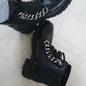 Stövlar - Fina nya stövlar med fina detaljer  Använd 1 gång  Priset är exklusive Fraktkostnader  