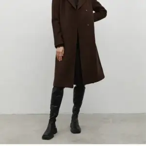 Snygg, brun långkappa i ull från Brixtol Textils. Använda ett fåtal ggr, så i nyskick. Säljes då den är lite för stor för mig. Köpt för 2700 kr. Säljes för högstbjudande. 