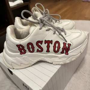 MLB BIGBALL CHUNKY BOSTON - (Autentisk 💯%) beställde från Korea.  Mycket bra skick 98% (köpte 1080kr) Bär inte mer än 3 gånger eftersom jag har beställt fel storlek. Skostorlek är 38,5  men de är ganska tighta rekommenderar de som har storlek 37